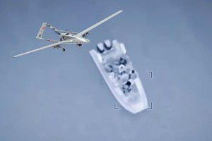 „Bayraktar“ vėl įrodė savo galią: liepsnose paskendo Rusijos laivas