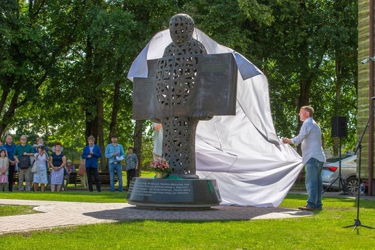 Naisiuose atidengta bronzinė skulptūra poetui Justinui Marcinkevičiui