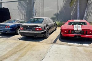 Lobiai po dulkių sluoksniu: JAV atrasta slapta retų sportinių automobilių kolekcija