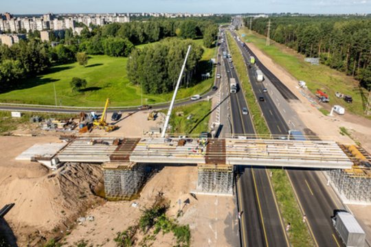 Per A1 magistralę statomo viaduko statybos įpusėjo – žada reikšmingus pokyčius vairuotojams