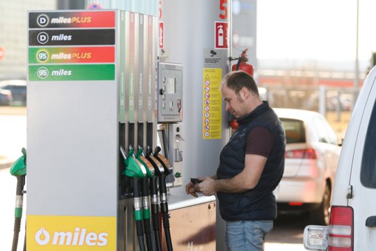 Degalų kainos Europoje: dėsto, kur bakus pildytis brangiausia, o kur – pigiausia