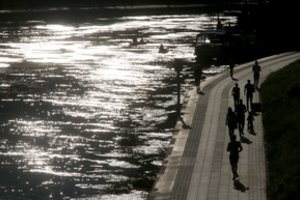 Išėjusi pasivaikščioti Vilniuje į upę paslydusi įkrito 84 metų senolė – skęstančią moterį ištraukė praeivis