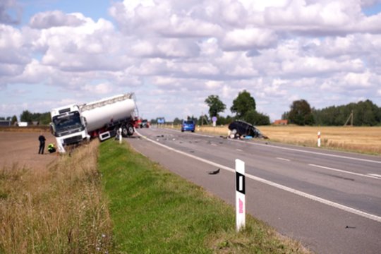 Panevėžio rajone – skaudus incidentas: susidūrus sunkvežimiui ir automobiliui žuvo moteris