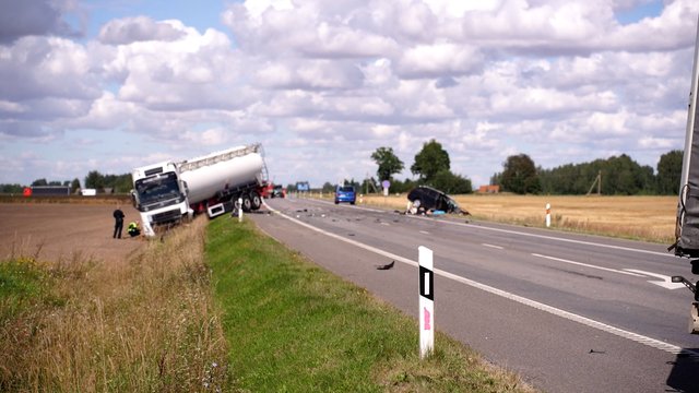 Panevėžio rajone – skaudus incidentas: susidūrus sunkvežimiui ir automobiliui žuvo moteris