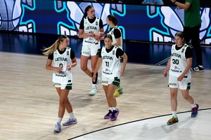 Sėkmingas startas: 16-metės krepšininkės Europos čempionatą pradėjo pergale prieš Ukrainą