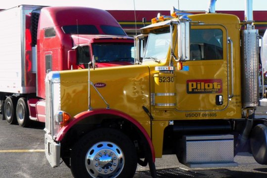 Kruvina avarija sukėlė pyktį – JAV tučtuojau stabdo vizų išdavimą sunkvežimių vairuotojams