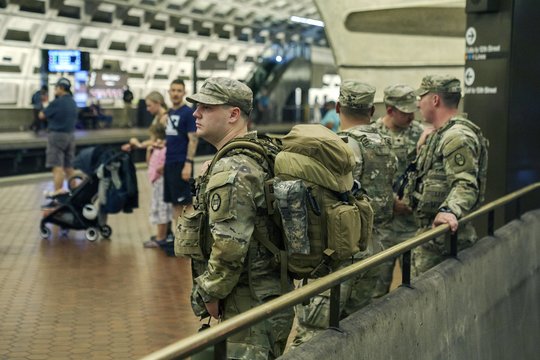 D. Trumpas aplankė į Vašingtoną nusiųstus policininkus ir karius