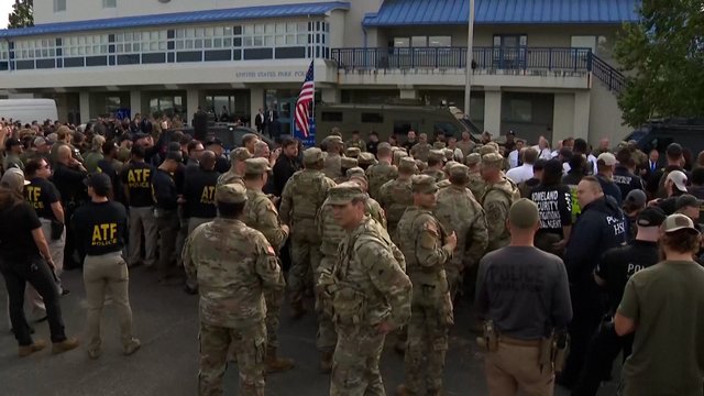 D. Trumpas Vašingtone aplankė paties nusiųstus policininkus ir karius: dalijo picas ir mėsainius