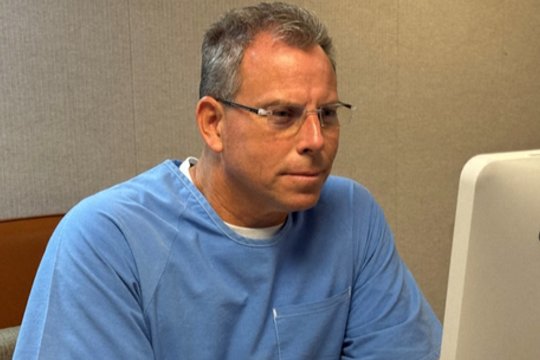 Paskelbtas verdiktas dėl E. Menendez prašymo paleisti lygtinai: iš komisijos nario – skaudus kirtis