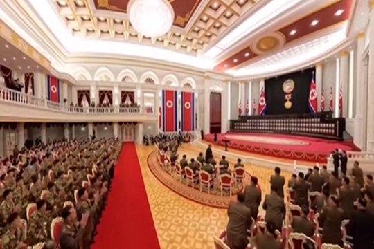 Iš Kim Jong Uno – ypatingas dėmesys už Rusiją žuvusiems kareiviams: sveikina kaip didvyrius