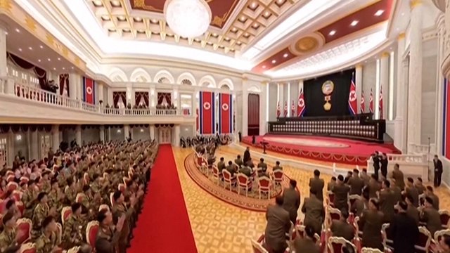 Iš Kim Jong Uno – ypatingas dėmesys už Rusiją žuvusiems kareiviams: sveikina kaip didvyrius