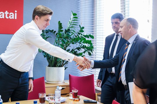 Tris valandas trukusios derybos dėl koalicijos – be konkrečių sprendimų: valstiečiai laikosi savo