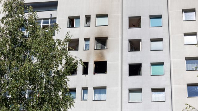 Sostinės daugiabutyje kilo gaisras: žmogus šaukėsi pagalbos, yra nukentėjusiųjų