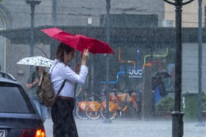 Sinoptikai įspėja apie savaitės pabaigą – su trenksmu: kai kur kris kruša ir griaudės perkūnija