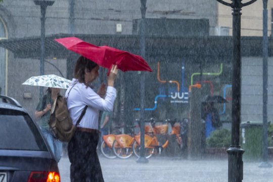 Sinoptikai įspėja apie savaitės pabaigą – su trenksmu: kai kur kris kruša ir griaudės perkūnija