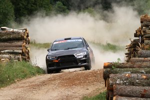 Absoliučiai greičiausio „Perlas Go Rally Dzūkija“ ekipažo trofėjai iškeliavo į Latviją