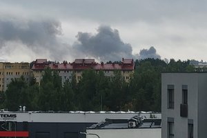 Vilniaus „Toksikoje“ užsidegė vilkikas su ličio baterijų kroviniu – perspėjama apie galimą oro taršą