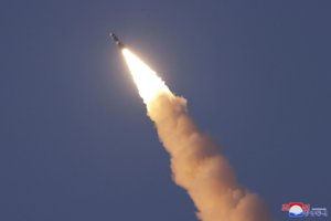 Valstybinė žiniasklaida: Šiaurės Korėja išbandė dvi „naujas“ oro gynybos raketas