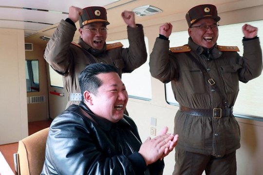 Šiaurės Korėja išbandė naujas raketas: skelbia apie pranašesnes technologijas