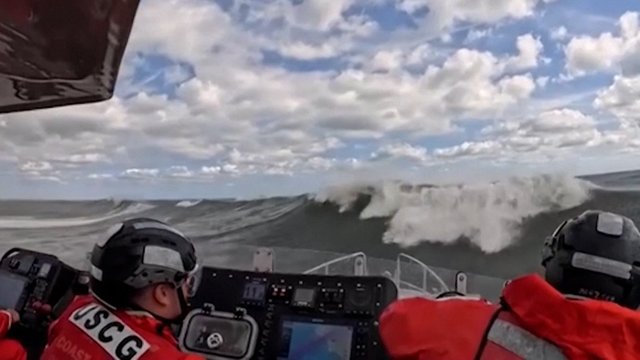 Praūžus uraganui – treniruotės Atlanto bangose: pakrančių apsauga demonstravo gelbėjimo įgūdžius