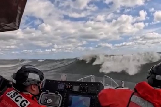 Praūžus uraganui – treniruotės Atlanto bangose: pakrančių apsauga demonstravo gelbėjimo įgūdžius