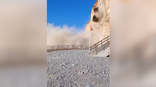 Užfiksavo, kaip ant Prancūzijos paplūdimio užgriuvo uola: sužeistųjų pavyko išvengti