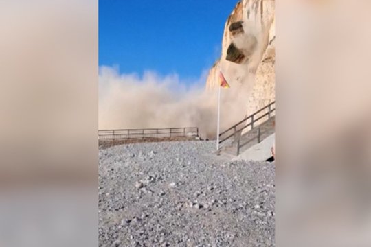 Užfiksavo, kaip ant Prancūzijos paplūdimio užgriuvo uola: sužeistųjų pavyko išvengti