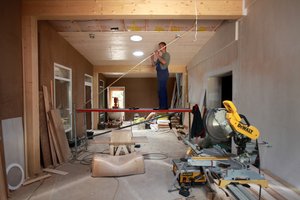 Svarbu planuojantiems remontuoti būstą: už nelegalų darbininką teks mokėti užsakovui