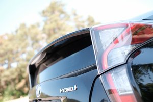 Incidentas Kauno „Akropolio“ aikštelėje: sprogus baterijai suliepsnojo automobilis