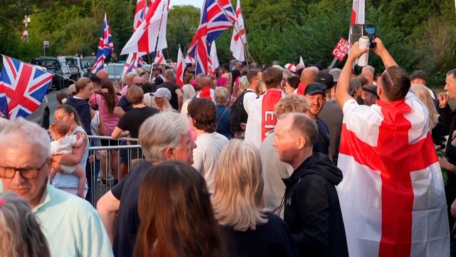 JK nepasitenkinimas migrantais: prie viešbučių driekiasi protestuotojų būriai