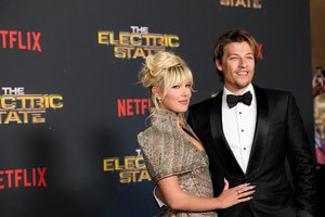 21-erių aktorė Millie Bobby Brown ir jos vyras Jake’as Bongiovi tapo tėvais