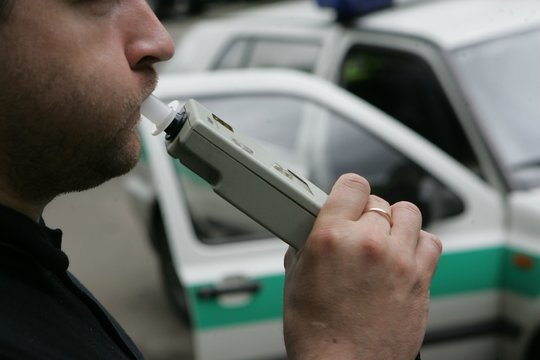 Šilalėje girto vyro vairuojamas automobilis pralėkė žiedinę sankryžą ir numušė ženklą