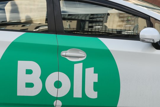 Klaipėdoje – pavežėjo ir klientės konfliktas: supykusi moteris spyrė į automobilį