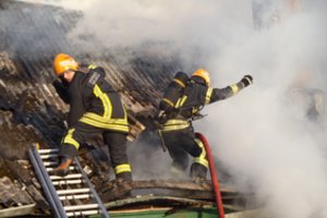 Savaitgalio gaisrai: traumuoti du žmonės, degė grūdų džiovyklos, pirtys