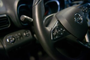 Vokietijos automobilių gamintoja „Opel“ atsisako tikslo nuo 2028 m. prekiauti tik elektriniais automobiliais