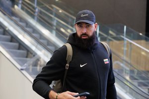 Akmenų į R. Kurtinaičio pusę nemėtęs J. Valančiūnas prakalbo apie nemenką tikslą Europos čempionate