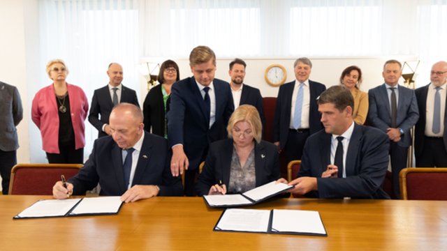 Naujos koalicijos pasirašymo akimirkos: sutartyje – ne viena naujovė