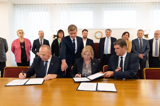Naujos koalicijos pasirašymo akimirkos: sutartyje – ne viena naujovė