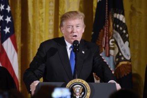 D. Trumpas prieš susitikimą su Pietų Korėjos prezidentu apkaltino jo šalį „politiniu valymu“