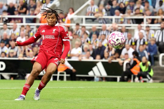 16-metis „Liverpool“ jaunuolis Anglijos čempionams išplėšė pergalę 10-ąją teisėjo pridėtą minutę