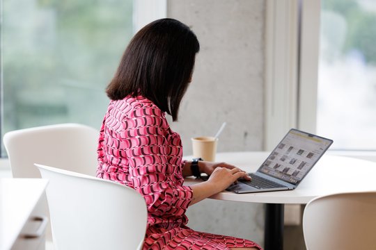 Darbo pasiūlymas skamba per gerai, kad būtų tiesa? Neapsigaukite – galite patekti į rimtą bėdą