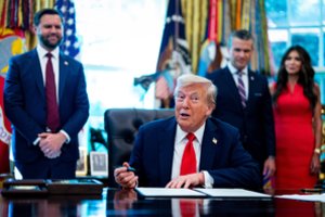 D. Trumpas užsiminė, kad daugeliui amerikiečių „patinka diktatorius“