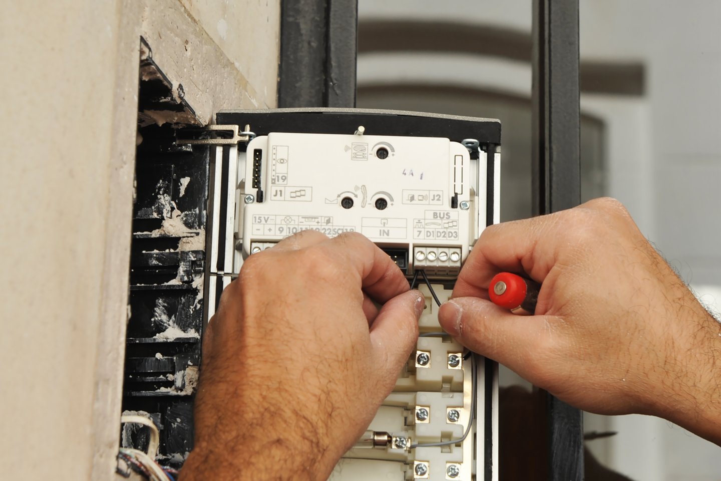 Daugiabučių gyventojams dažnai kyla pasipiktinimas, kai nebeveikia jų namo laiptinės kodinė spyna ar telefonspynė.<br>Shutterstock nuotr.