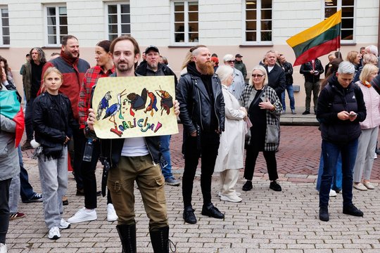 Eisena prieš naują koaliciją juda Gedimino prospektu: fone skambėjo „Barakuda“