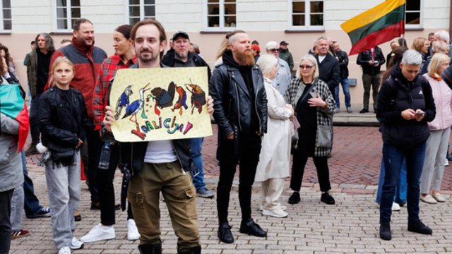 Eisena prieš naują koaliciją juda Gedimino prospektu: fone skambėjo „Barakuda“