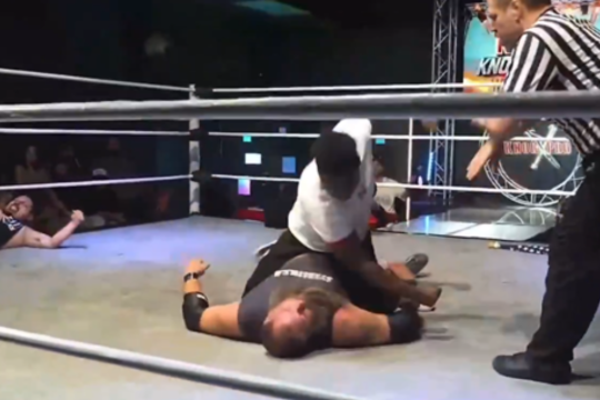 Imtynėse pasirodęs MMA kovotojas sutalžė sąmonės netekusį imtynininką