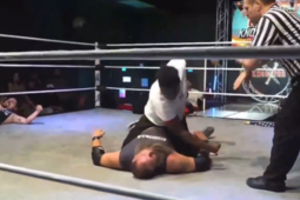 Imtynėse pasirodęs MMA kovotojas sutalžė sąmonės netekusį imtynininką