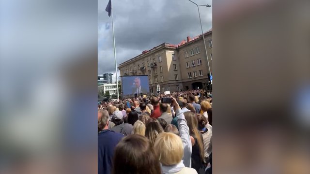 Prie Seimo ekrane prakalbęs G. Nausėda buvo nušvilptas: skambėjo šūksniai „Gėda“