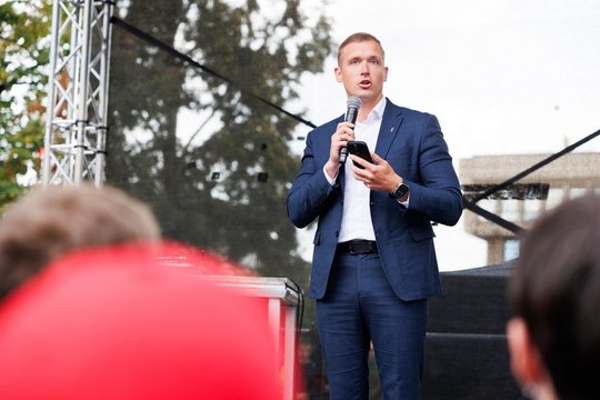 Mitinge ant scenos užlipo ir R. Duchnevičius: protesto dalyviai leido suprasti, ką mano apie tokį išstojimą