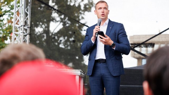 Mitinge ant scenos užlipo ir R. Duchnevičius: protesto dalyviai leido suprasti, ką mano apie tokį išstojimą